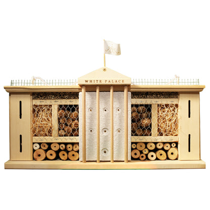 Elegantes Insektenhotel aus Kiefernholz – handgefertigte Nisthilfe für Wildbienen und Nützlinge, ideal für Garten, Terrasse oder Balkon.